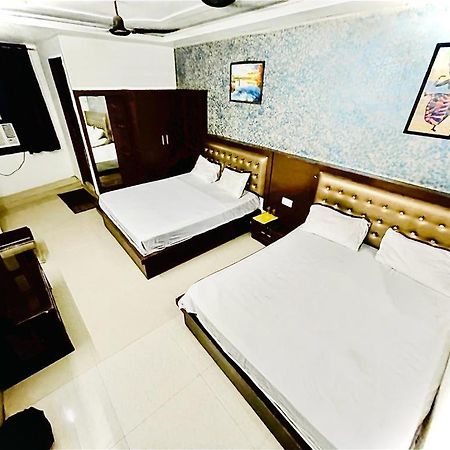 Premium Boston Rooms Family Hotel Agra  Exterior foto