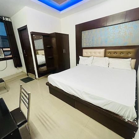 Premium Boston Rooms Family Hotel Agra  Exterior foto