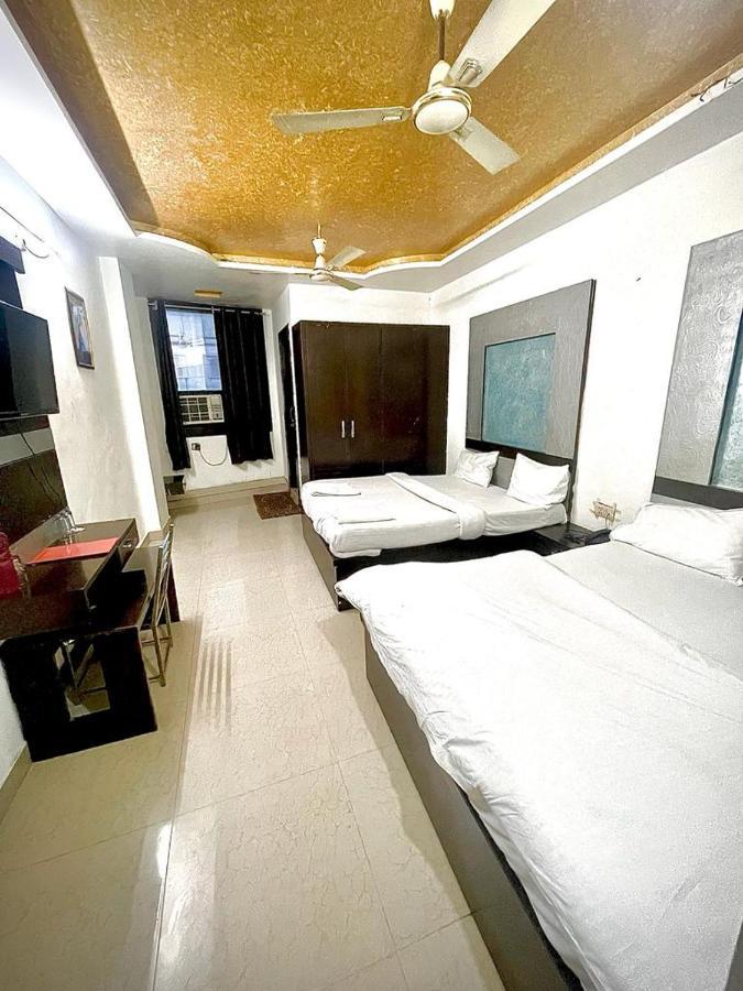 Premium Boston Rooms Family Hotel Agra  Exterior foto