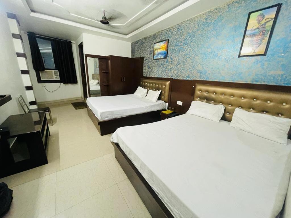 Premium Boston Rooms Family Hotel Agra  Exterior foto