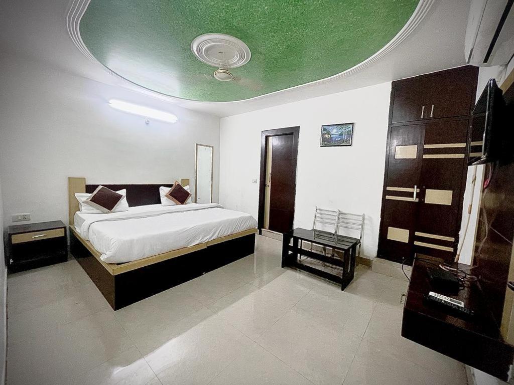 Premium Boston Rooms Family Hotel Agra  Exterior foto
