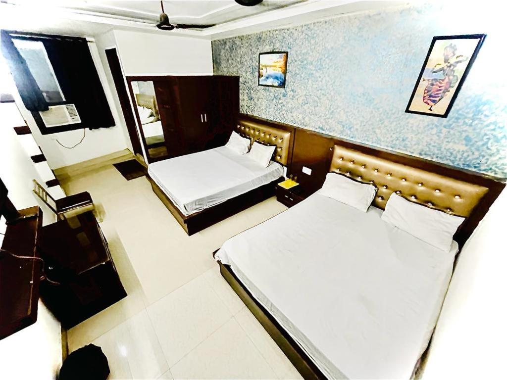 Premium Boston Rooms Family Hotel Agra  Exterior foto