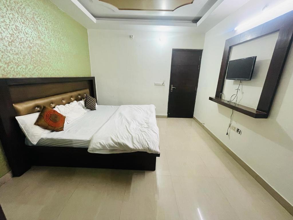 Premium Boston Rooms Family Hotel Agra  Exterior foto
