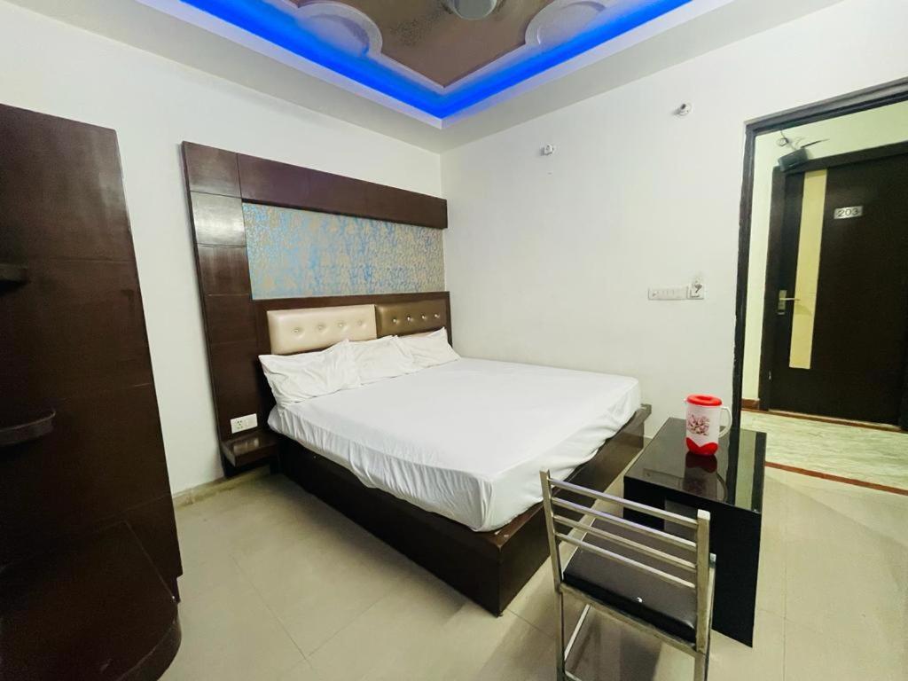 Premium Boston Rooms Family Hotel Agra  Exterior foto